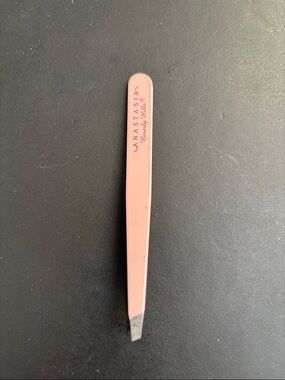 Anastasia Beverly Hills Blush Pink Slanted Tweezer - Precision Brow Tool
